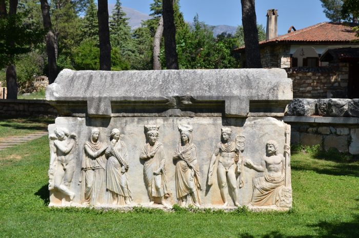 Afrodisias : Yoldan Çıkartan Şehir Afrodisias lahitler 1 700x464 - Afrodisias : Yoldan Çıkartan Şehir