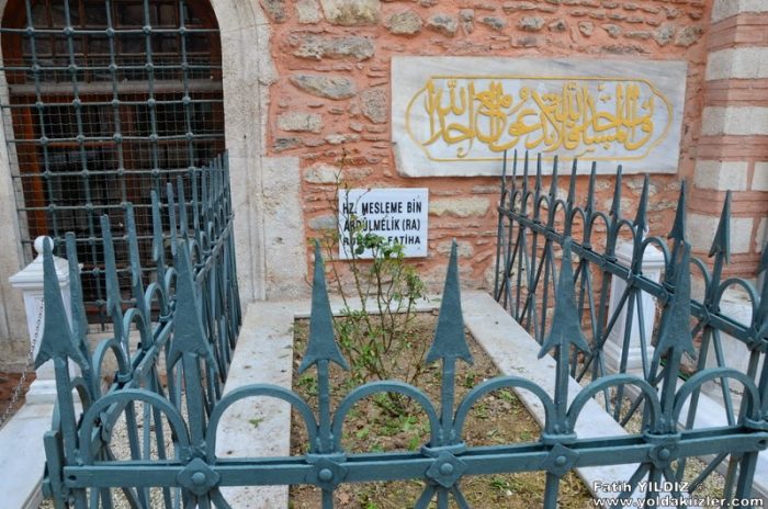 Arap Camii : İstanbul'da Endülüs Kokusu Almak Arap Camii Mesleme Bin Abdulmelik kabri 700x464 - Arap Camii : İstanbul'da Endülüs Kokusu Almak