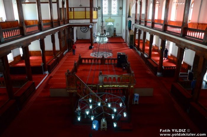 Arap Camii : İstanbul'da Endülüs Kokusu Almak Arap Camii ic 2 700x464 - Arap Camii : İstanbul'da Endülüs Kokusu Almak