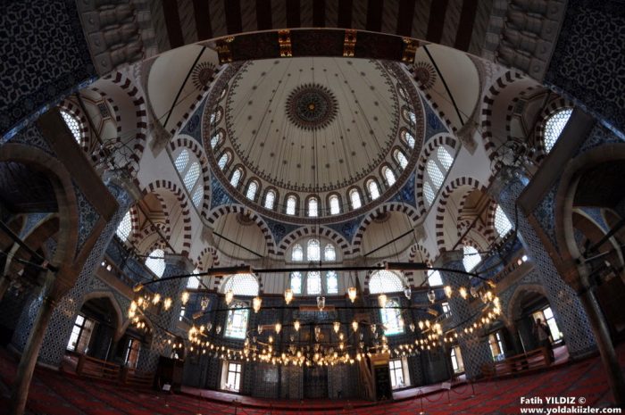 Rüstem Paşa Camii'nin Çinileri DSC 0586 700x465 - Rüstem Paşa Camii'nin Çinileri