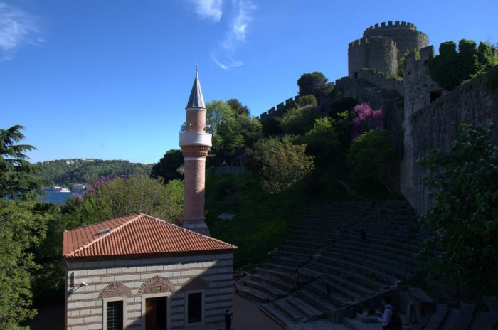 Rumeli Hisarı'nda Erguvanlar Arasında Boğaz Seyri Ebul Feth Camii 700x464 - Rumeli Hisarı'nda Erguvanlar Arasında Boğaz Seyri