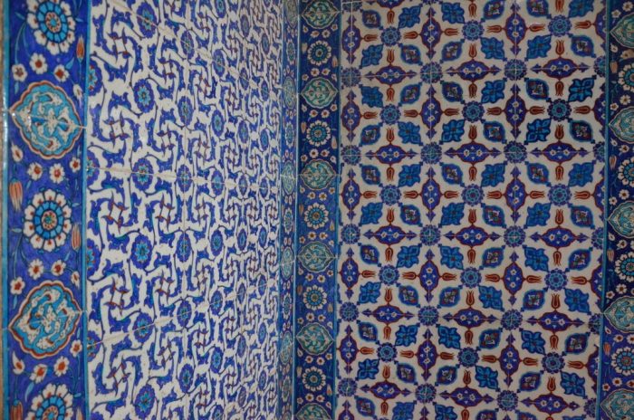 Rüstem Paşa Camii'nin Çinileri FTH 5265 700x464 - Rüstem Paşa Camii'nin Çinileri