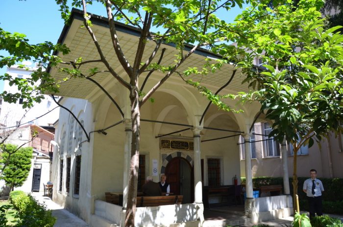 Haci Selim Aga Kutuphanesi uskudar 700x464 - Hacı Selim Ağa Kütüphanesi : Huzur Bahçesi