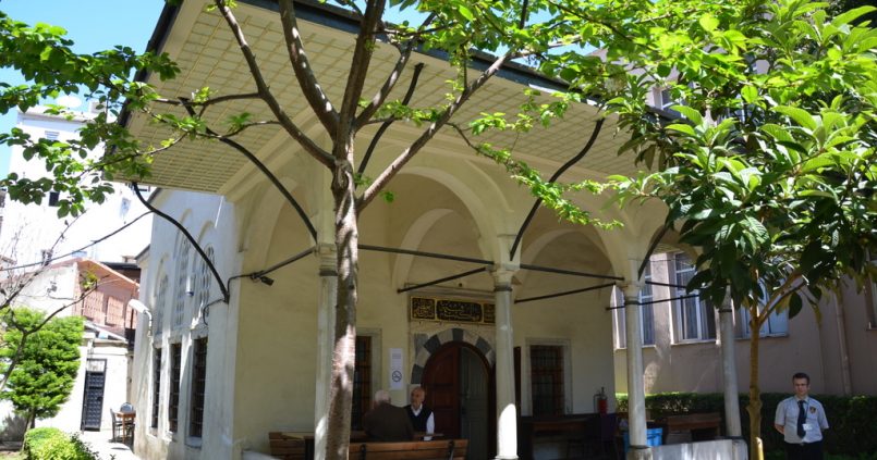 Haci Selim Aga Kutuphanesi uskudar 805x423 - Hacı Selim Ağa Kütüphanesi : Huzur Bahçesi