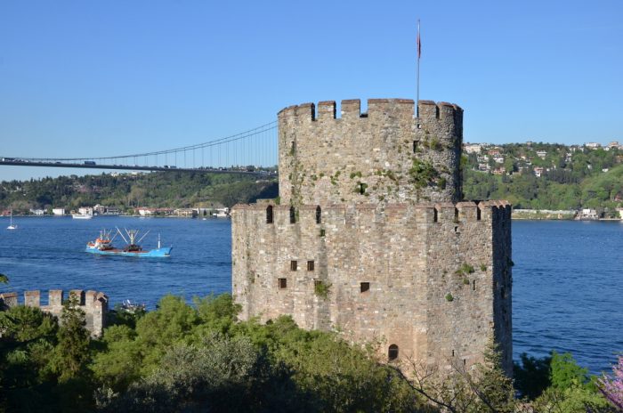 Rumeli Hisarı'nda Erguvanlar Arasında Boğaz Seyri Halil Pasa Burcu bogaz kopru 700x464 - Rumeli Hisarı'nda Erguvanlar Arasında Boğaz Seyri
