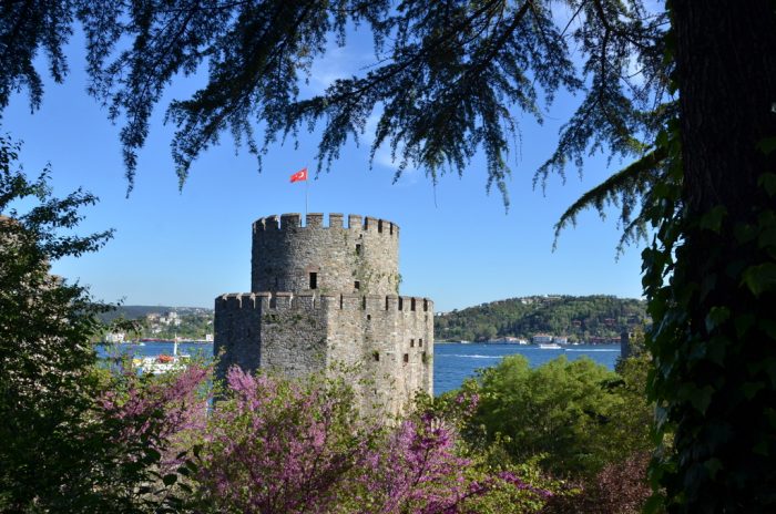 Rumeli Hisarı'nda Erguvanlar Arasında Boğaz Seyri Rumeli Hisari Erguvan Bogaz 700x464 - Rumeli Hisarı'nda Erguvanlar Arasında Boğaz Seyri