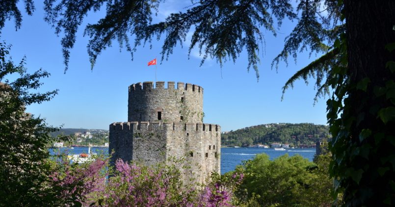 Rumeli Hisari Erguvan Bogaz 805x423 - Rumeli Hisarı'nda Erguvanlar Arasında Boğaz Seyri