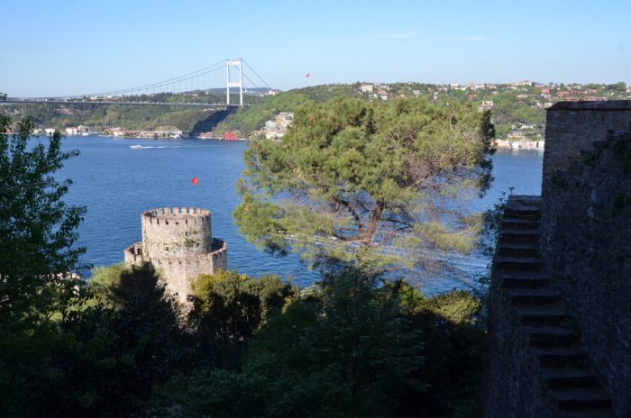 Rumeli Hisarı'nda Erguvanlar Arasında Boğaz Seyri Rumeli Hisari Merdivenleri 700x464 - Rumeli Hisarı'nda Erguvanlar Arasında Boğaz Seyri