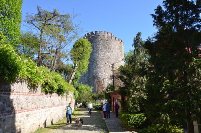 Rumeli Hisarı'nda Erguvanlar Arasında Boğaz Seyri Rumeli Hisari Saruca Pasa Burcu 700x464 - Rumeli Hisarı'nda Erguvanlar Arasında Boğaz Seyri