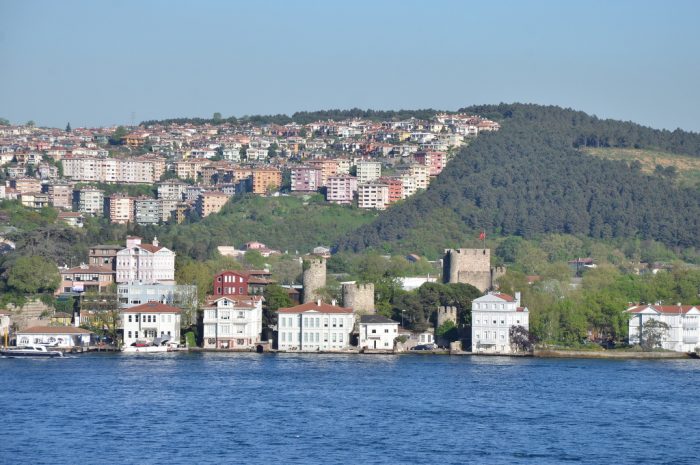 Rumeli Hisarı'nda Erguvanlar Arasında Boğaz Seyri Rumeli Hisarindan Anadolu Hisari 700x465 - Rumeli Hisarı'nda Erguvanlar Arasında Boğaz Seyri