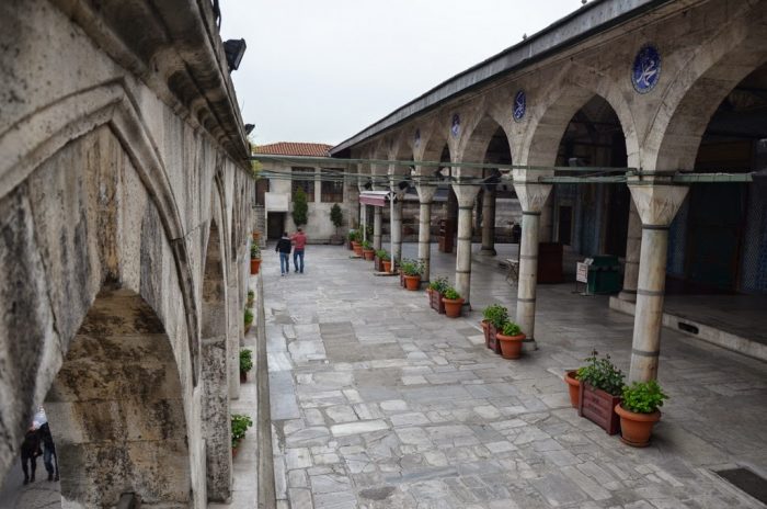 Rüstem Paşa Camii'nin Çinileri Rustem Pasa Camii Avlu 700x464 - Rüstem Paşa Camii'nin Çinileri