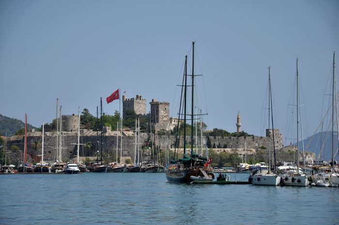 Bodrum : Mavi ile Beyazın Kol Kola Gezdiği Şehir bodrum kalesi 700x464 - Bodrum : Mavi ile Beyazın Kol Kola Gezdiği Şehir