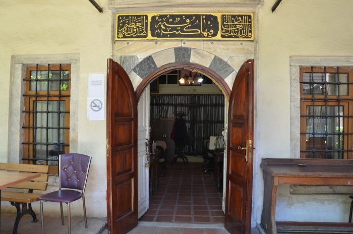 Hacı Selim Ağa Kütüphanesi : Huzur Bahçesi haci selim aga kutuphanesi giris 700x464 - Hacı Selim Ağa Kütüphanesi : Huzur Bahçesi
