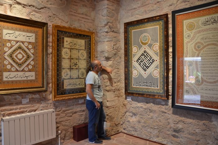 hilye i serif muzesi gezisi 700x464 - Siyavuş Paşa Medresesi Hilye-i Şerif ve Tesbih Müzesi