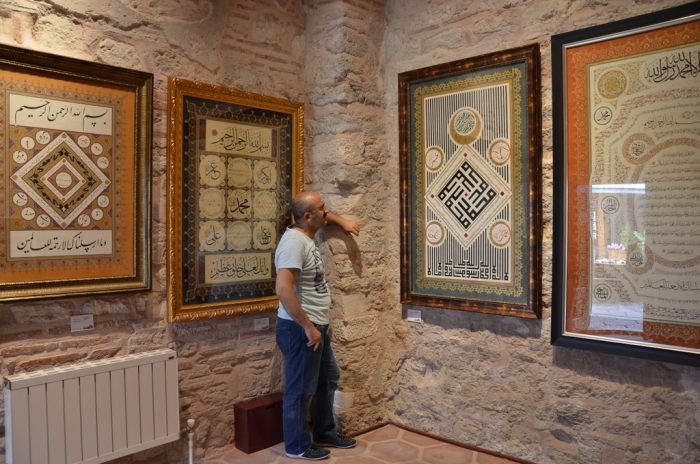 hilye i serif muzesi gezisi 700x464 - Siyavuş Paşa Medresesi Hilye-i Şerif ve Tesbih M&uuml;zesi