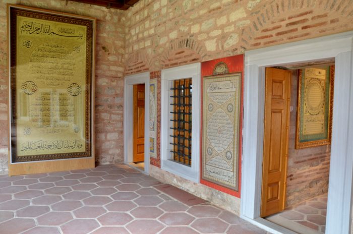 hilye i serif nedir en buyuk hilye 700x464 - Siyavuş Paşa Medresesi Hilye-i Şerif ve Tesbih Müzesi