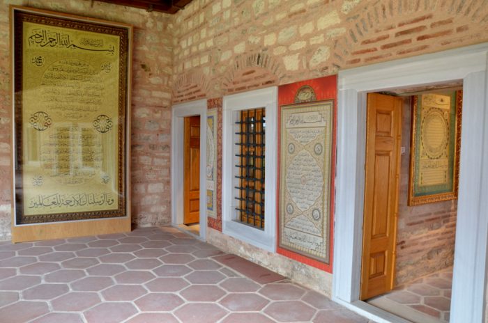 hilye i serif nedir en buyuk hilye 700x464 - Siyavuş Paşa Medresesi Hilye-i Şerif ve Tesbih M&uuml;zesi