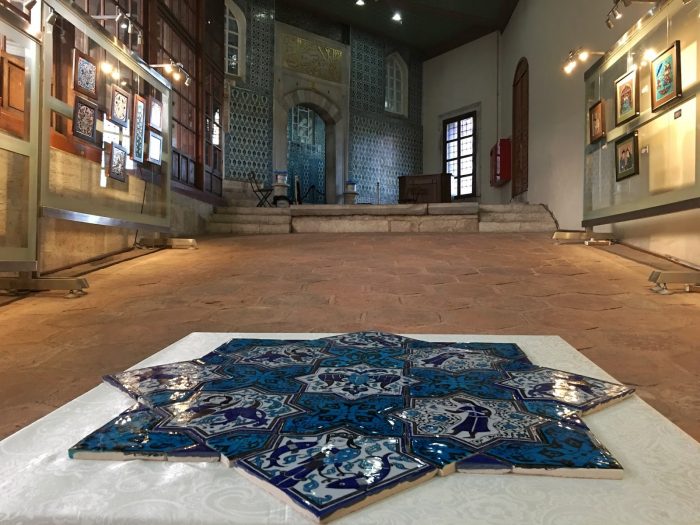Hünkar Kasrı : Sultanların Çinilerin Arasında Bulduğu Huzur hunkar kasri cinileri 700x525 - Hünkar Kasrı : Sultanların Çinilerin Arasında Bulduğu Huzur