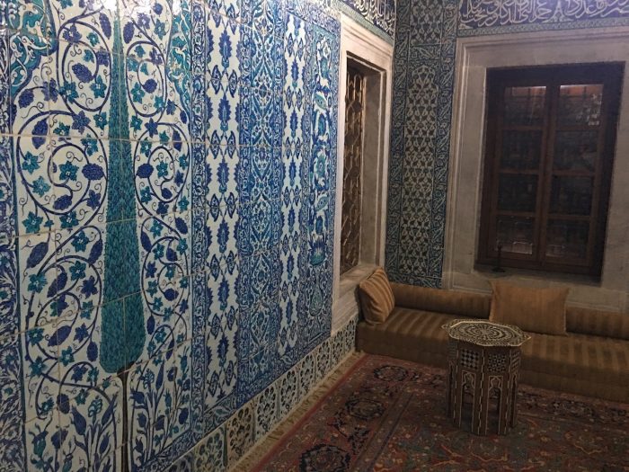 Hünkar Kasrı : Sultanların Çinilerin Arasında Bulduğu Huzur hunkar kasri iznik cinileri 700x525 - Hünkar Kasrı : Sultanların Çinilerin Arasında Bulduğu Huzur