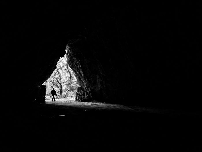 oylat magarasi giris kapisi 1 700x525 - Oylat : Şelalenin Coşkusu Mağaranın Ürpertici Huzuru