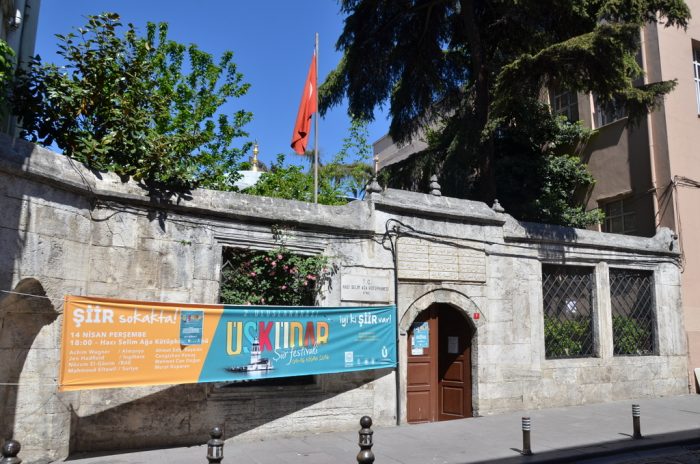 Hacı Selim Ağa Kütüphanesi : Huzur Bahçesi uskudar haci selim aga kutuphanesi dis avlu kapisi 700x464 - Hacı Selim Ağa Kütüphanesi : Huzur Bahçesi