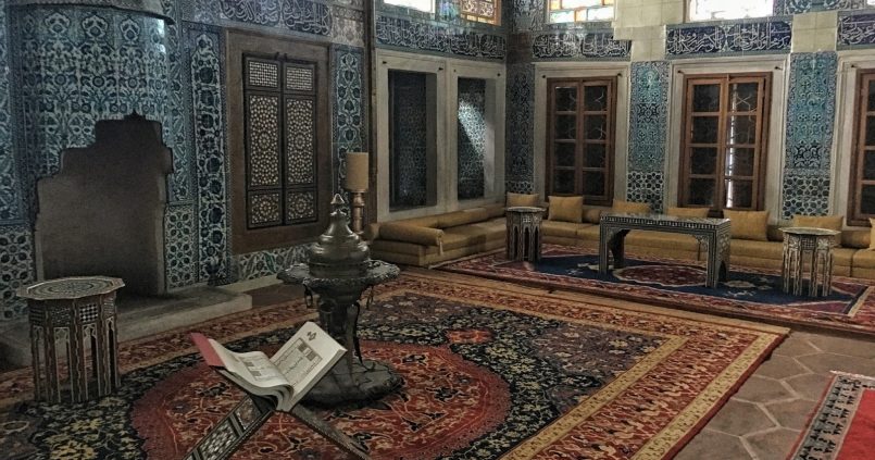 yeni cami hunkar kasri 805x423 - Hünkar Kasrı : Sultanların Çinilerin Arasında Bulduğu Huzur