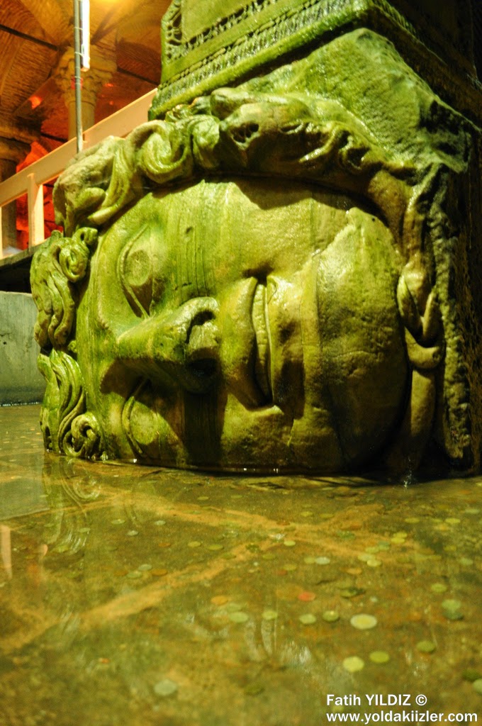 İstanbul'un Gizemi Yerebatan Sarnıcı yerebatan sarnici medusa heykeli - İstanbul'un Gizemi Yerebatan Sarnıcı