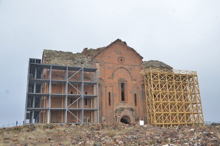 Ani harabeleri buyuk katedral fethiye camii 700x464 - Ani Harabeleri : Binbir Kiliseli Kutsal Şehir