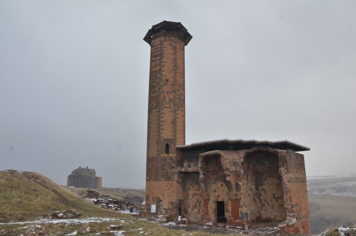 Ebul Menucehr Camii 700x464 - Ani Harabeleri : Binbir Kiliseli Kutsal Şehir