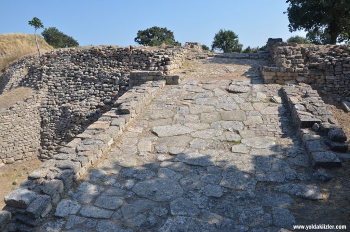 Truva Antik Kenti : Doğu ile Batı'nın İlk Savaşı Fatih Sultan Mehmet HEKTORun ocunu aldim 700x464 - Truva Antik Kenti : Doğu ile Batı'nın İlk Savaşı
