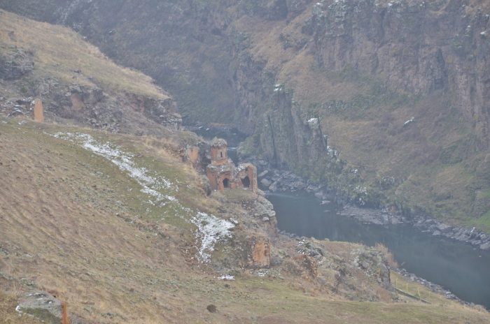 HRIPSIME BAKIRELER MANASTIRI 700x464 - Ani Harabeleri : Binbir Kiliseli Kutsal Şehir