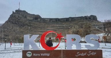 Kars-Kalesi Kars hayallerinizin ötesinde Türkiye'de gezip görebileceğiniz en sıra dışı şehir. Fotoğraflarını gördükçe, anlattıklarımı okudukça bana hak vereceksiniz. Ancak bunu daha iyi idrak etmek için mutlaka gidip görmeniz gerekiyor. Kars ile ilgili bir çok kitap okudum, gezginlerin yazılarını takip ettim. Gitmeden önce kafamda bir şehir portresi oluşmuştu. Ama onların ötesinde güzel bir şehirle karşılaştım.