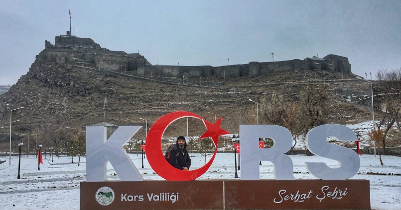 Kars hayallerinizin ötesinde Türkiye'de gezip görebileceğiniz en sıra dışı şehir. Fotoğraflarını gördükçe, anlattıklarımı okudukça bana hak vereceksiniz. Ancak bunu daha iyi idrak etmek için mutlaka gidip görmeniz gerekiyor. Kars ile ilgili bir çok kitap okudum, gezginlerin yazılarını takip ettim. Gitmeden önce kafamda bir şehir portresi oluşmuştu. Ama onların ötesinde güzel bir şehirle karşılaştım.