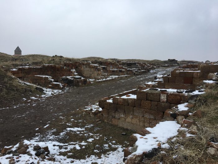 ani harabeleri hamamlar 700x525 - Ani Harabeleri : Binbir Kiliseli Kutsal Şehir