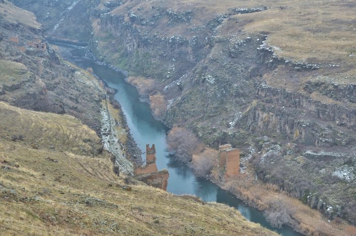 ani harabeleri ipek yolu koprusu 700x464 - Ani Harabeleri : Binbir Kiliseli Kutsal Şehir