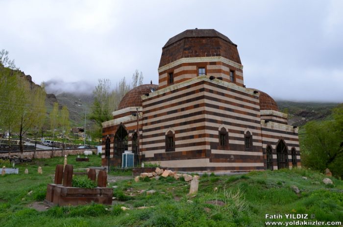 dogubayazıt ahmedi hani turbesi 700x464 - İshak Paşa Sarayı : Doğunu B&uuml;y&uuml;s&uuml;