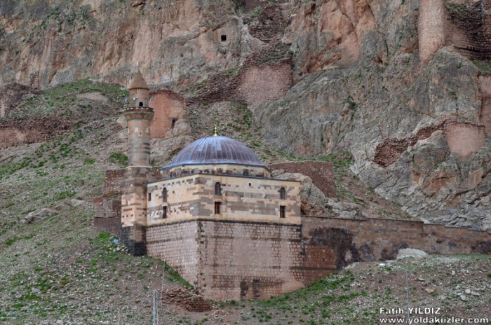 dogubayazıt eski bayazit camii selim camii 700x464 - İshak Paşa Sarayı : Doğunu Büyüsü