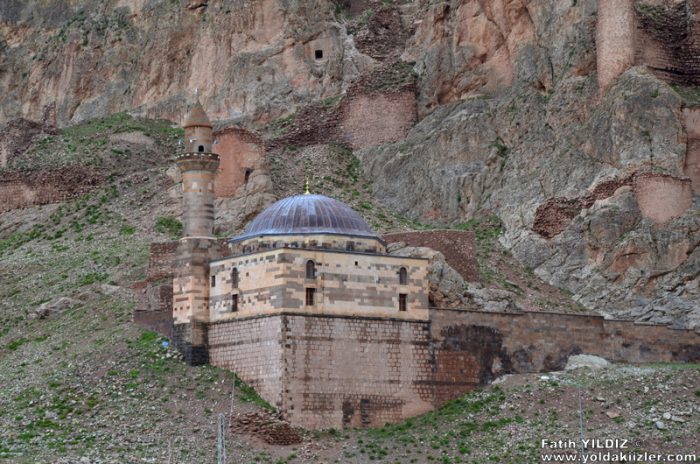 dogubayazıt eski bayazit camii selim camii 700x464 - İshak Paşa Sarayı : Doğunu B&uuml;y&uuml;s&uuml;