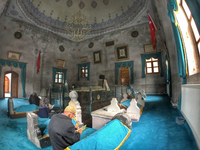 Kars : Soğuk Diyarların Sıcak Şehri harakani turbesi kabri 700x525 - Kars : Soğuk Diyarların Sıcak Şehri