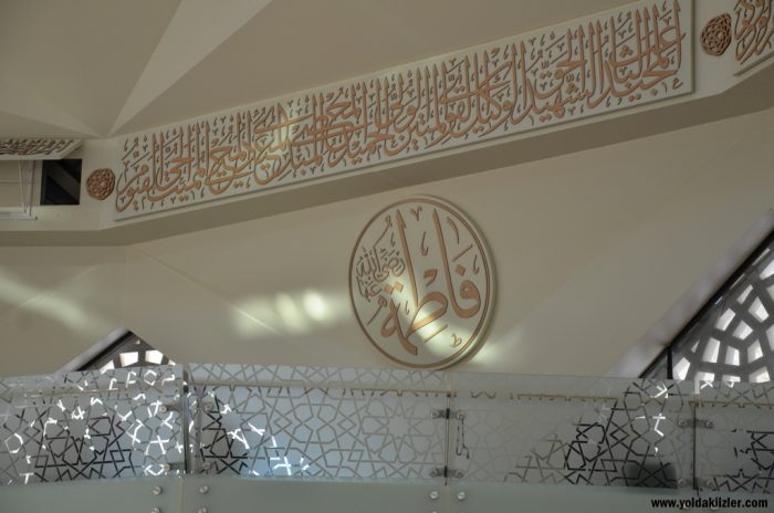 ilahiyat camii fatma hatice yazili hat levhalari 700x464 - Marmara İlahiyat Camii : Ge&ccedil;mişten Geleceğe Bir K&ouml;pr&uuml;