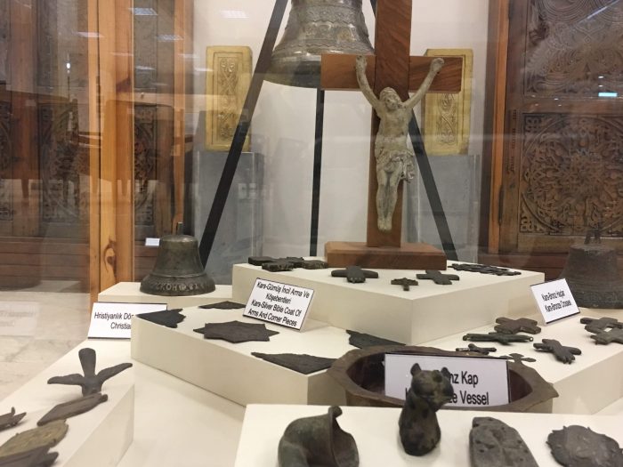Kars Müzesi : Arkeoloji ve Etnografya kars muzesi kilise eserleri 700x525 - Kars Müzesi : Arkeoloji ve Etnografya