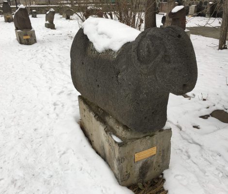 kars muzesi koc basi mezar tasi 470x400 - Kars Müzesi : Arkeoloji ve Etnografya