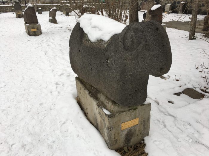 Kars Müzesi : Arkeoloji ve Etnografya kars muzesi koc basi mezar tasi 700x525 - Kars Müzesi : Arkeoloji ve Etnografya