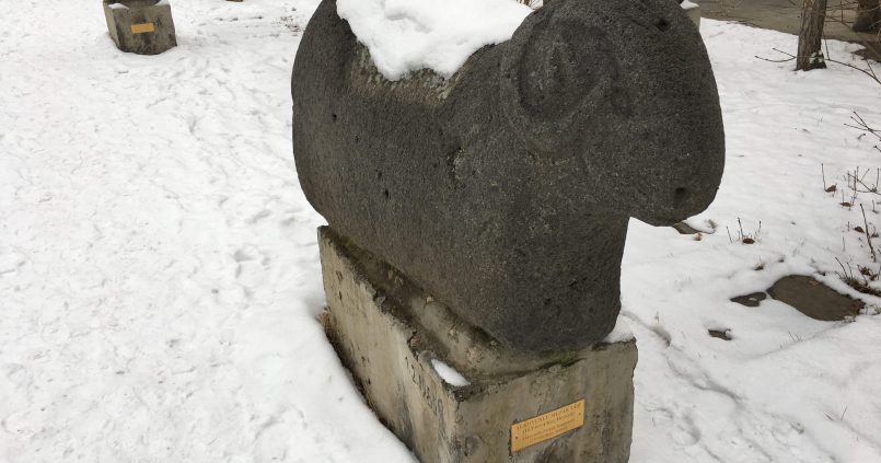 kars muzesi koc basi mezar tasi 805x423 - Kars Müzesi : Arkeoloji ve Etnografya