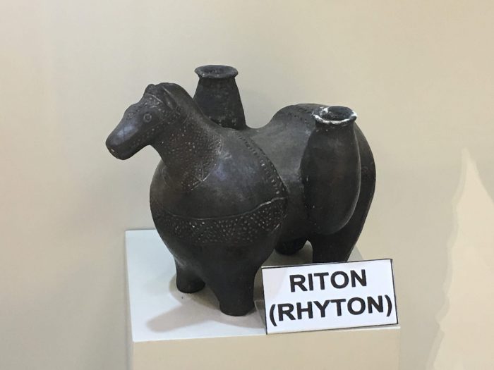 Riton boynuz, hayvan başı ya da gövdesi biçiminde yapılmış antik kaplara verilen genel isim. Hem içki kabı hem de dini törenlerde libasyonu dökmek için kullanılmışlardır