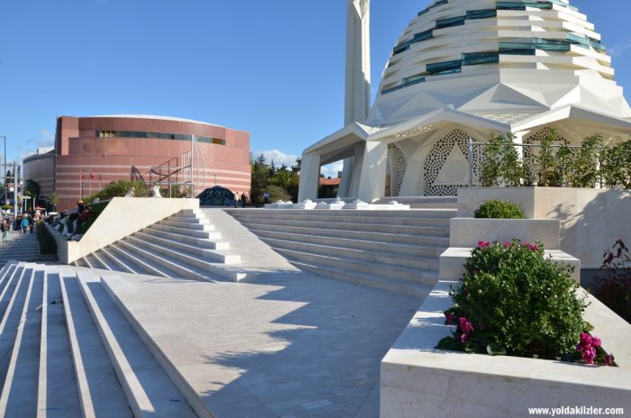 marmara ilahiyat camii merdivenleri 700x464 - Marmara İlahiyat Camii : Geçmişten Geleceğe Bir Köprü