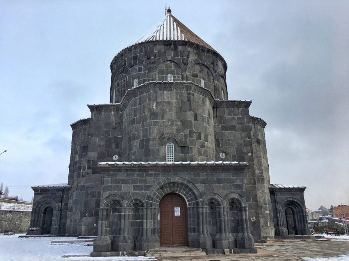 Oniki Havariler Kilisesi (Kümbet Camii) 
929-953 arasında hükümranlık yapan Ermeni Bagratid Kralı Abas döneminde yapıldı. Bir görüşe göre de kilise hristiyan Kıpçak Türkleri için inşa edilmişti. Ermeniler tarafından kiliseden ziyade kutsallığa sahip olan 12 Havari'yi anma münasebeti ile yapılmıştır. Kars, 1064 yılında Selçuklular tarafından fethedilince camiye çevrilir. Kümbet Camii olarak anılan yapı Kars’ın Rus işgali ile tekrar kiliseye çevrildi. Birinci Dünya savaşından sonra uzun süre kullanılmayıp 1964 yılında Kars Müzesi olarak kullanılmaya başlanmış. 1991 yılına gelindiğinde tekrar cami olur ve günümüzde de işlevini devam ettirmektedir.