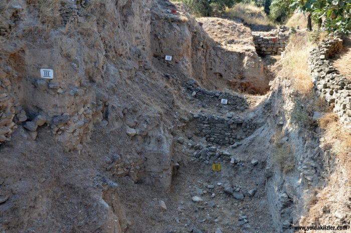 Truva Antik Kenti : Doğu ile Batı'nın İlk Savaşı troia antik kenti katmanlari 700x464 - Truva Antik Kenti : Doğu ile Batı'nın İlk Savaşı