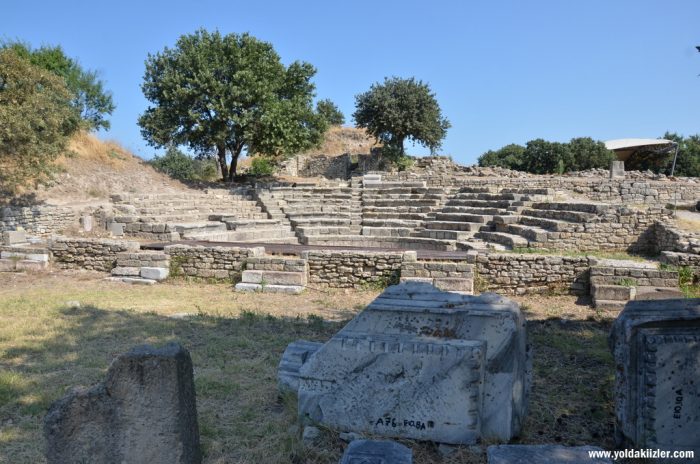 Truva Antik Kenti : Doğu ile Batı'nın İlk Savaşı truva antik kenti tiyatrosu 700x464 - Truva Antik Kenti : Doğu ile Batı'nın İlk Savaşı