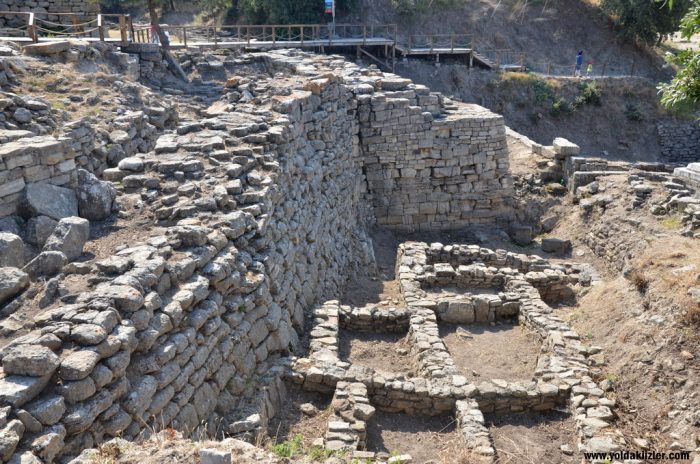 Truva Antik Kenti : Doğu ile Batı'nın İlk Savaşı truva savasi ve canakkale savasi 700x464 - Truva Antik Kenti : Doğu ile Batı'nın İlk Savaşı